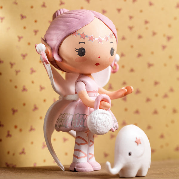 「ティーニー エルフ&ボレロ」という商品です。白い翼を持つ愛らしいダンサーエルフと小さなゾウのボレロの人形セット。TINYLY(ティーニー)のフィギュアシリーズ。